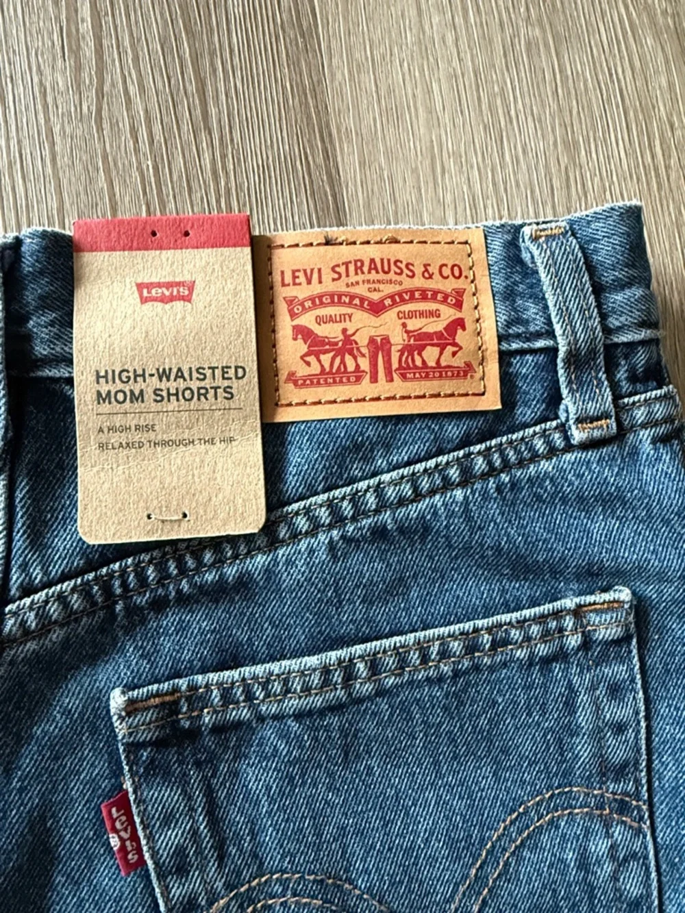 NWT dark wash Levi’s mom shorts high waisted - Picture 4 of 5
